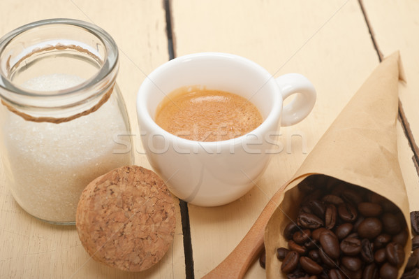 Espresso boabe de cafea hârtie con corn al abundentei alb Imagine de stoc © keko64