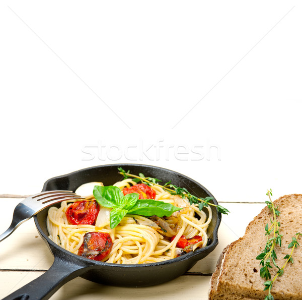 Spaghettis pâtes tomates cerises basilic italien [[stock_photo]] © keko64