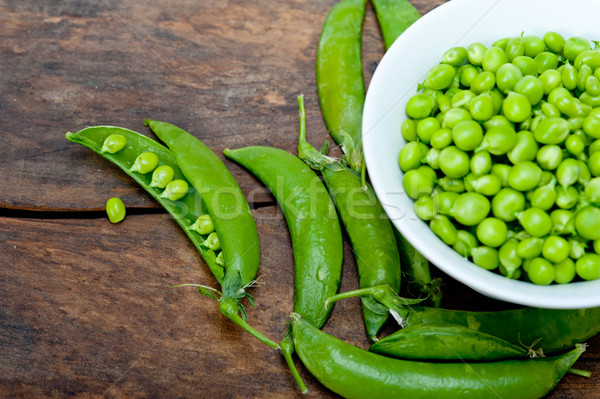 Vers groene erwten rustiek houten tafel textuur Stockfoto © keko64