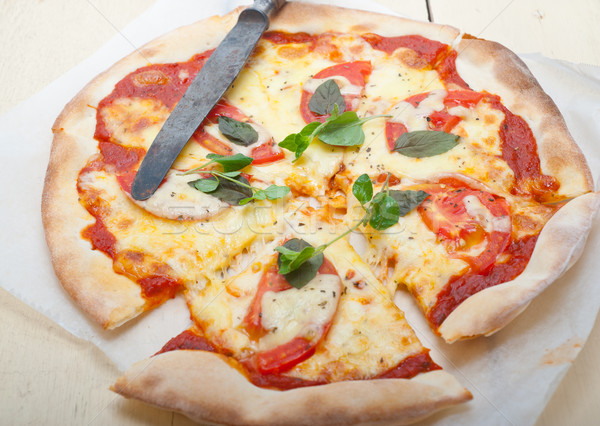 Foto d'archivio: Italiana · pizza · tradizionale · pomodoro · mozzarella · basilico