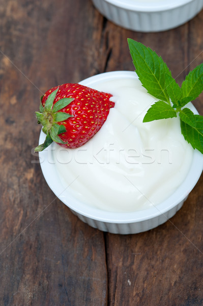 Organik Yunan yoğurt çilek rustik ahşap masa Stok fotoğraf © keko64