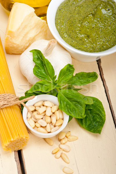 Imagine de stoc: Italian · traditional · busuioc · pesto · paste · ingrediente