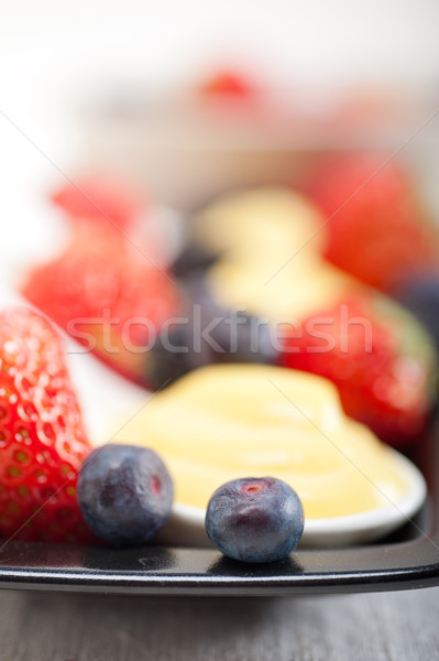 Foto stock: Natillas · crema · bayas · frescos