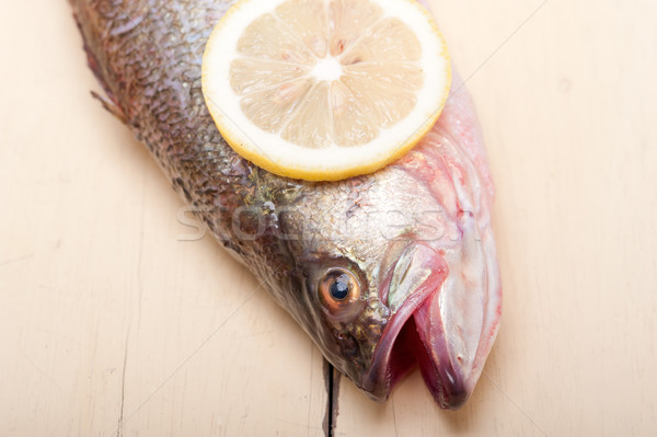 Fresche tutto greggio pesce tavolo in legno pronto Foto d'archivio © keko64