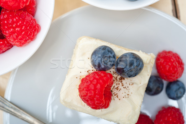 [[stock_photo]]: Fraîches · framboise · myrtille · gâteau · maison · crème