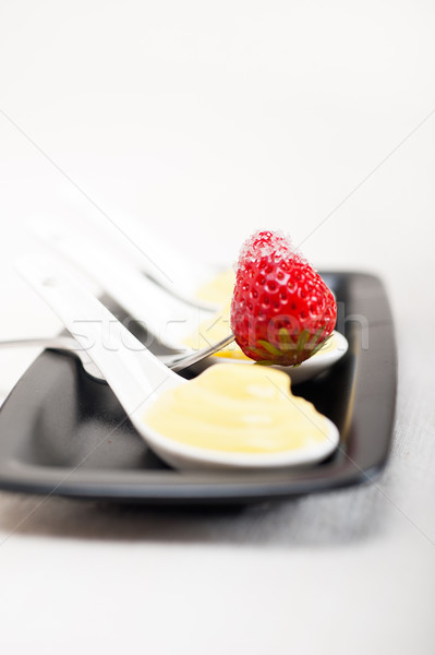 Crema smântână fructe de padure proaspăt Imagine de stoc © keko64