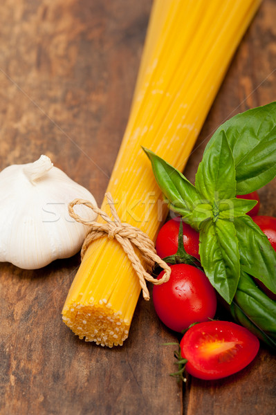 [[stock_photo]]: Italien · spaghettis · pâtes · tomate · basilic · brut