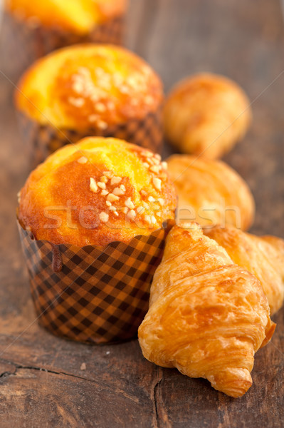 Stock fotó: Friss · sült · muffin · croissant · régi · fa · asztal