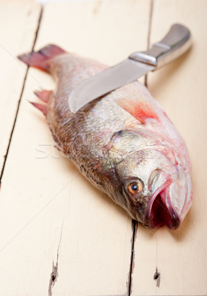 Frischen ganze Fisch Holztisch bereit Stock foto © keko64