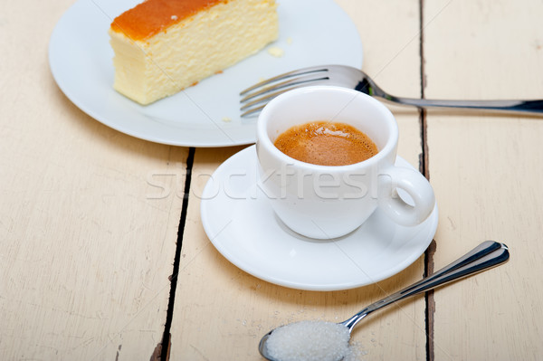 Italiano café expreso café tarta de queso blanco mesa de madera Foto stock © keko64