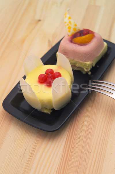Friss bogyós gyümölcs torta krém sütemény közelkép Stock fotó © keko64