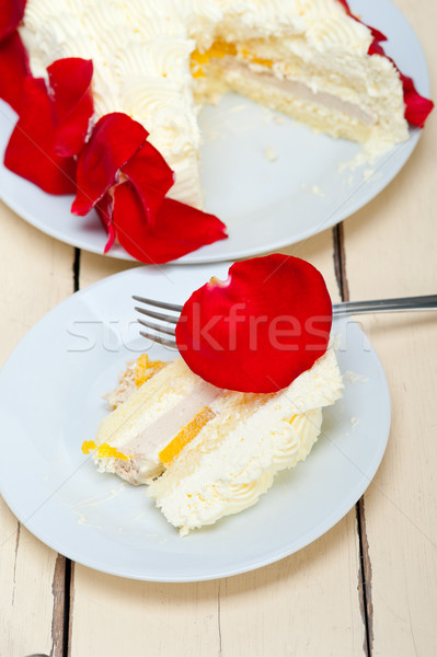 Slagroom mango cake Rood rose bloemblaadjes partij Stockfoto © keko64