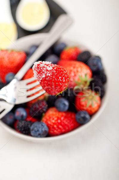 Crema smântână fructe de padure proaspăt Imagine de stoc © keko64