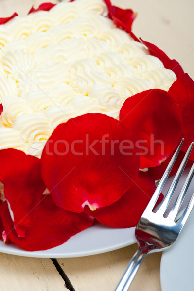 взбитые сливки манго торт красную розу лепестков вечеринка Сток-фото © keko64
