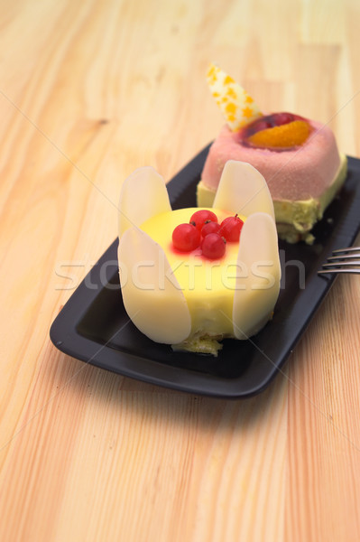 Friss bogyós gyümölcs torta krém sütemény közelkép Stock fotó © keko64