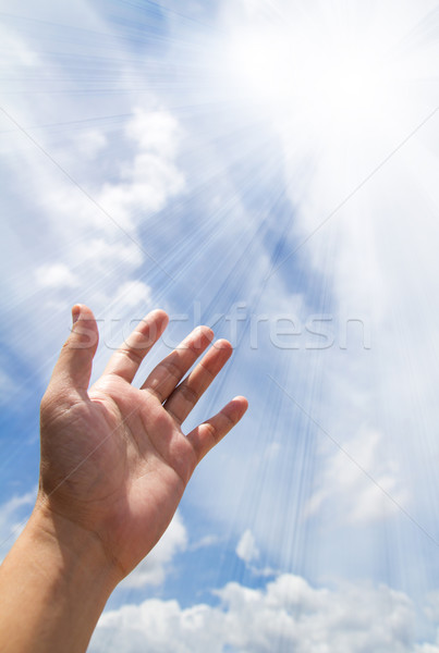 Hand heraus Erwachsenen Himmel helfen Wolke Stock foto © kenishirotie
