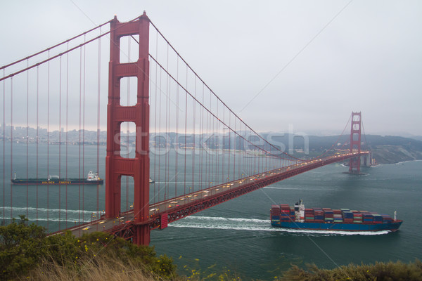 Teherhajó Golden Gate híd konténer technológia fém óceán Stock fotó © kenishirotie