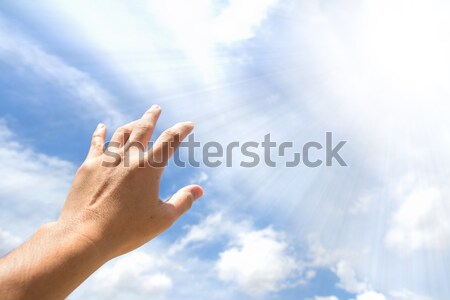 Kéz ki felnőtt égbolt segítség felhő Stock fotó © kenishirotie