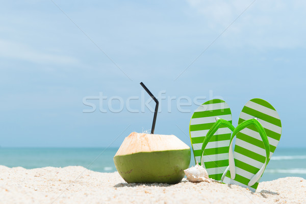 [[stock_photo]]: été · plage · paire · vert · rayé · coco