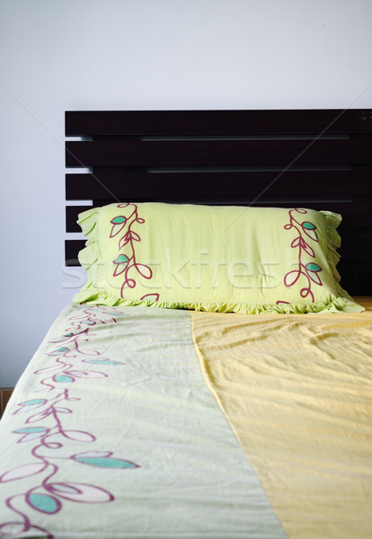 Lege rommelig bed groene kussen muur Stockfoto © Kheat