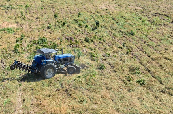 Trekker velden landbouwer werken gras natuur Stockfoto © Kheat