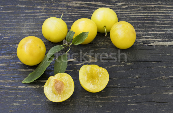 żółty śliwka owoce zielone liście Zdjęcia stock © Kidza