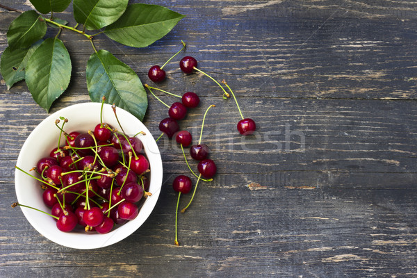 Fraîches rouge cerise cerises bol table en bois [[stock_photo]] © Kidza