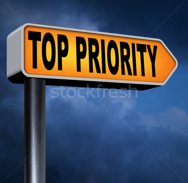 Top prioriteit belangrijk verkeersbord pijl hoog Stockfoto © kikkerdirk