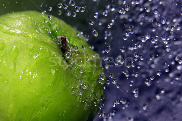 Frissítő alma vízcseppek zuhan zöld absztrakt Stock fotó © kjpargeter