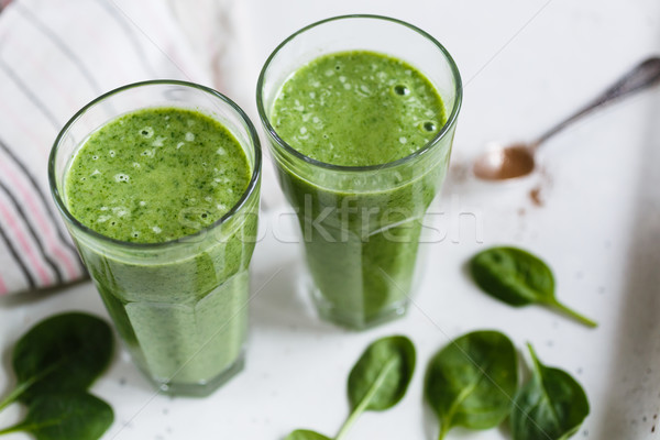 Dois smoothie verde vidro banana espinafre fresco Foto stock © kkolosov