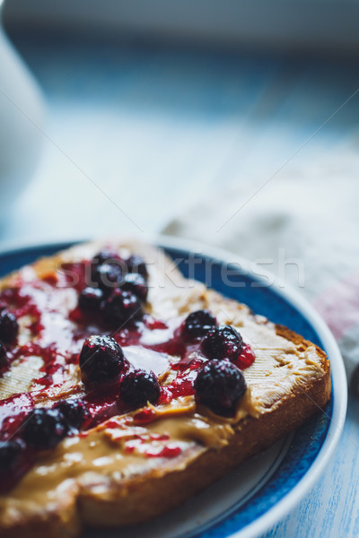 Sandwich beurre d'arachide noir groseille confiture haut [[stock_photo]] © kkolosov