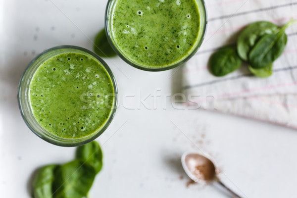 Dois smoothie verde vidro banana espinafre fresco Foto stock © kkolosov