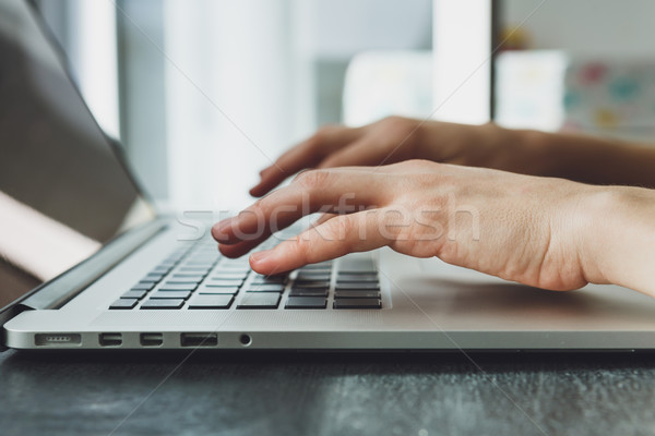 Mains travail ordinateur portable femme portable noir [[stock_photo]] © kkolosov