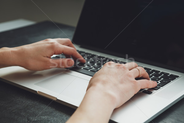 Mains travail ordinateur portable femme portable noir [[stock_photo]] © kkolosov