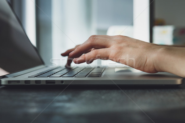 Mains travail ordinateur portable femme portable noir [[stock_photo]] © kkolosov