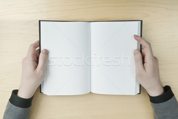 Man lezing boek jonge mannelijke lege Stockfoto © klikk