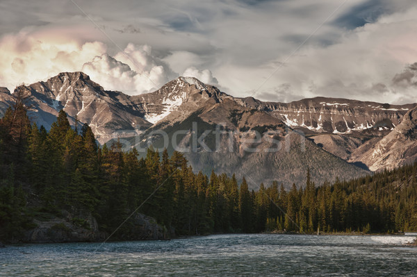 Schnell Sturm über Berge bedrohlich Wolken Stock foto © Klodien