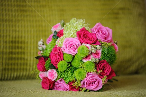 Menyasszonyok rózsaszín rózsák vörös rózsák esküvő rózsa Stock fotó © KMWPhotography