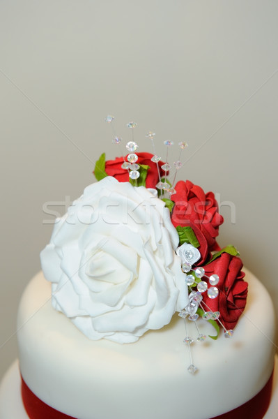 Bolo de noiva decoração vermelho branco rosas casamento Foto stock © KMWPhotography