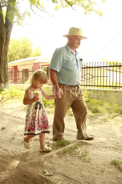 Grootvader kleindochter weg meisje glimlach kinderen Stockfoto © koca777