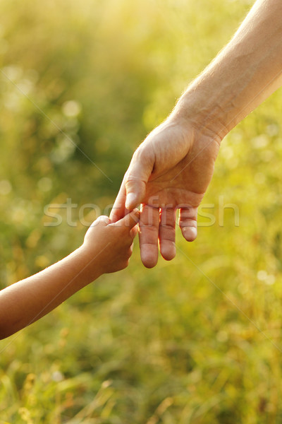 Mamă mână mic copil familie securitate Imagine de stoc © koca777
