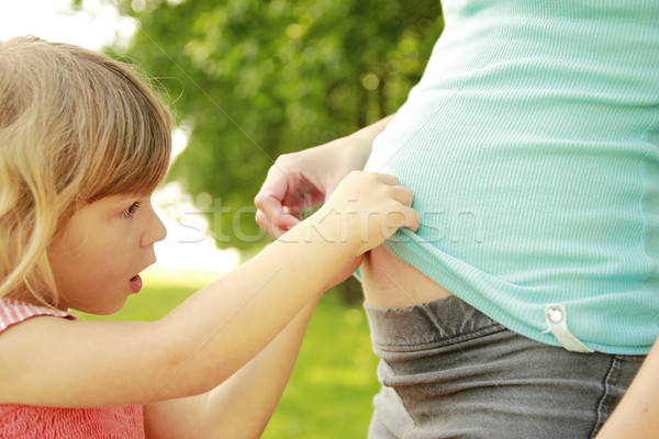 Fiica burtă gravidă mamă natură Imagine de stoc © koca777