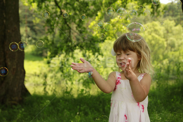 Kleines Mädchen Seifenblasen Mädchen Frühling Kinder Gras Stock foto © koca777