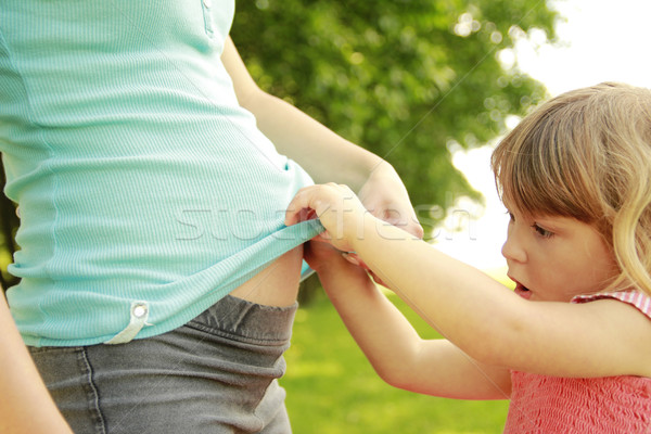 Zdjęcia stock: Mały · córka · brzuch · ciąży · matka · charakter