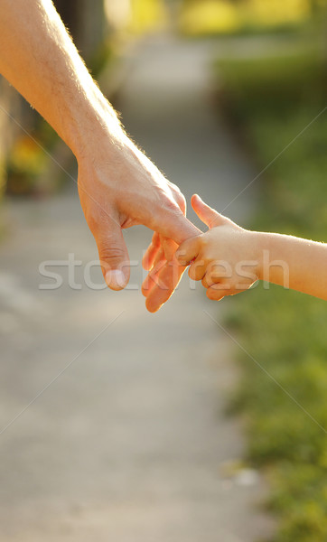 Padres mano pequeño nino familia seguridad Foto stock © koca777