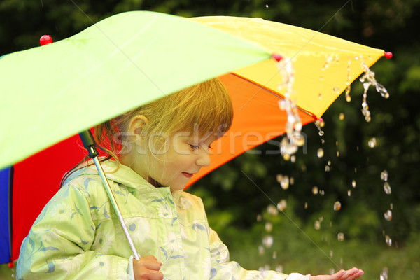 Fată umbrelă ploaie fetita apă primăvară Imagine de stoc © koca777