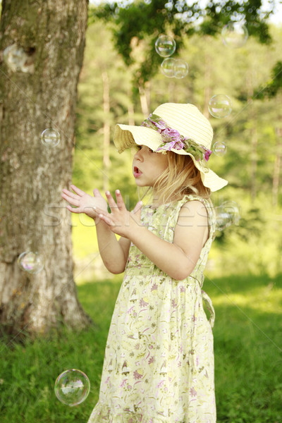 Kleines Mädchen Seifenblasen Frau Mädchen Hand Baby Stock foto © koca777