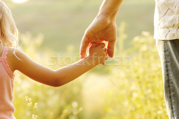 Mamă mână mic copil familie securitate Imagine de stoc © koca777