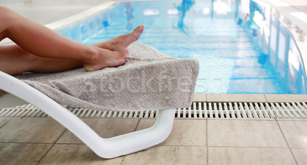Femeie picioare apă piscină femeie om Imagine de stoc © koca777