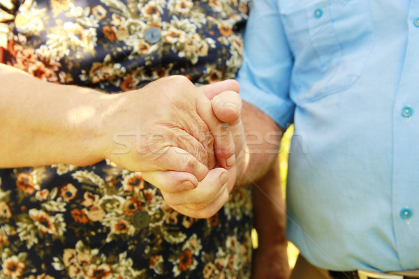 Dos manos ancianos Pareja hombre ayudar Foto stock © koca777